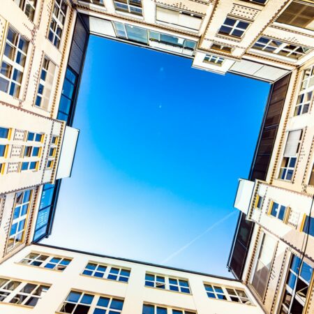 Bild von einem Gebäude in den Himmel fotografiert