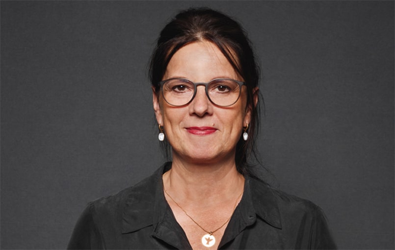 Shootingbild als Beispiel für zielführendes Marketing für Küchenstudios. Gezeigt ist ein Portraitbild einer Mitarbeiterin