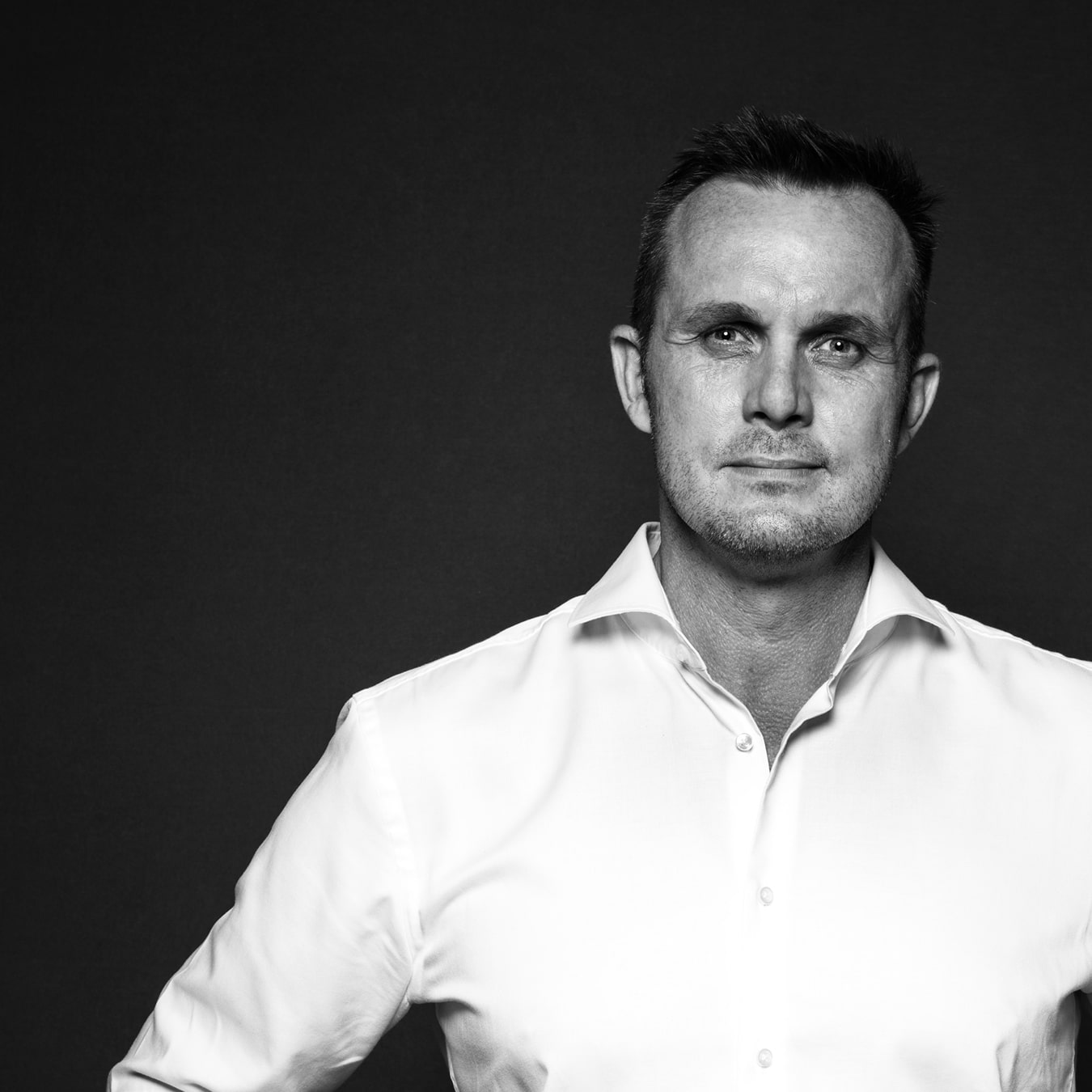 Shootingbild als Beispiel für zielführendes Marketing für Küchenstudios. Gezeigt ist ein Portraitbild des Geschäftsführers in der Anwendung eines Social Media Postings