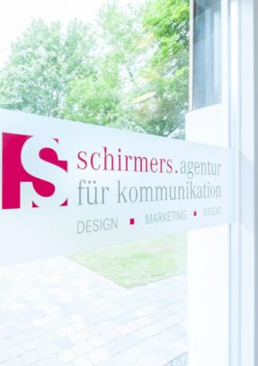 Bild von dem Logo der schirmers. agentur für kommunikation am Eingang