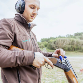 Ein Bild aus dem Fotoshooting für Handwerksbetriebe: Bild auf dem ein Gewähr geladen wird