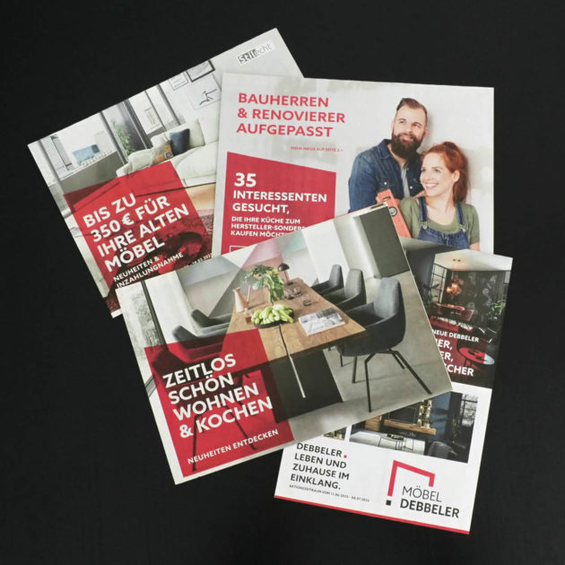 verschiedene Prospekte mit angebotetenen Möbeln im Corporate Design des Kunden erstellt von der Werbeagentur schirmers aus dem Münsterland.