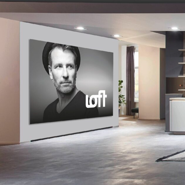 Beispiel für gute Markenführung und Brandmanagement am Point of Sale: Dargestellt ist die Gestaltung von einem großen Markenbanner mit Shootingbild auf der Verkaufsfläche.