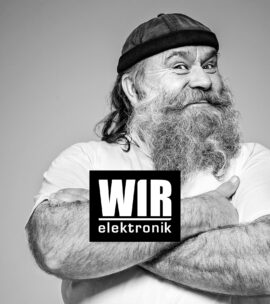 Kampagnenmotiv erstellt von der Werbeagentur für die Elektronikbranche. Drei Models mit Charakter als schwarz weiß Fotografie.