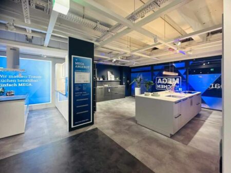 Einheitliches Corporate Design in einem Innenraum: Zu sehen ist eine Innengestaltung in Mega Küchen Optik.