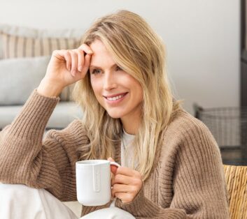Bild zeigt eine Person die eine Tasse in der Hand hält | Blog Kreativkonzept | German Design Award 2025