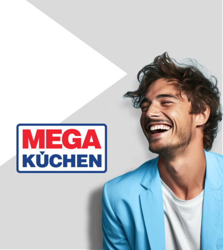 MEGA Küchen Logo auf hellem Dreieck vor grauem Hintergrund. Im Vordergrund ist ein lachender Mann im blauen Blazer zu sehen.