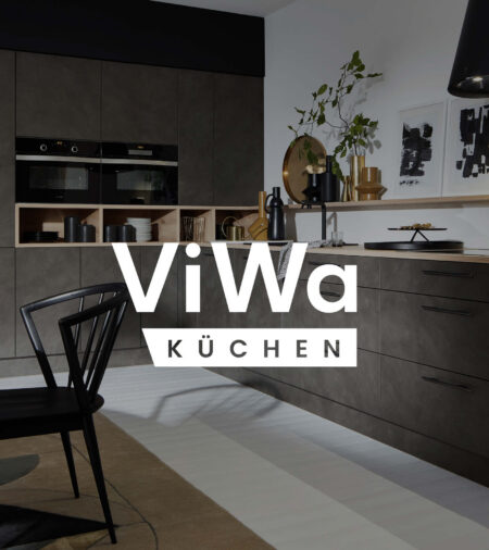 Hintergrundbild einer Küche in Betonoptik und im Vordergrund das Logo von ViWa Küchen