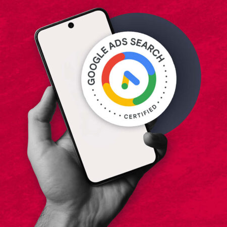 Hand hält ein Smartphone hoch auf dem ein Google Ads Search Certifate Sticker drauf ist. – Google Ads Zertifizierung