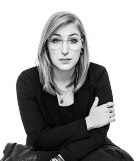 Mitarbeiterin Hellena Kestermann vor weißem Hintergrund.