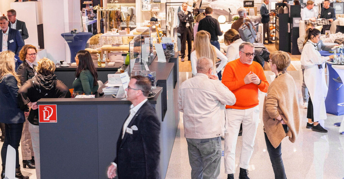 Business-Event mit vielen Gästen im Showroom zeigt Networking, Gespräche und Präsentation von Produkten und Dienstleistungen