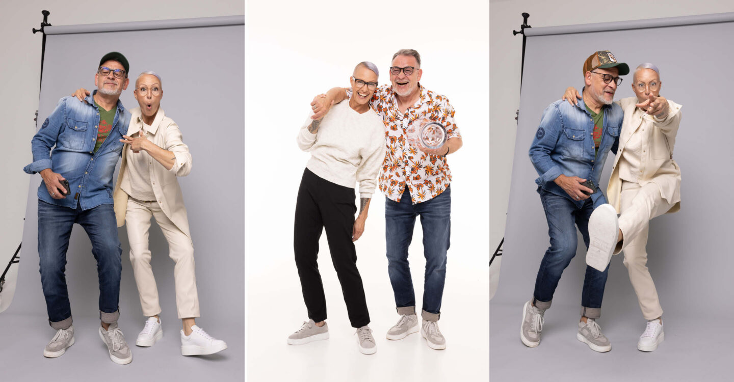 Zwei Models posieren im Studio vor Hintergrund und zeigen moderne, lockere Portraitfotografie mit ausdrucksstarken Gesten