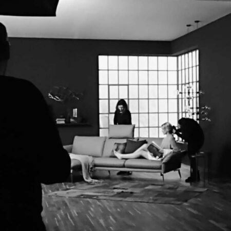 Fotoshooting: Frau sitzt auf dem Sofa