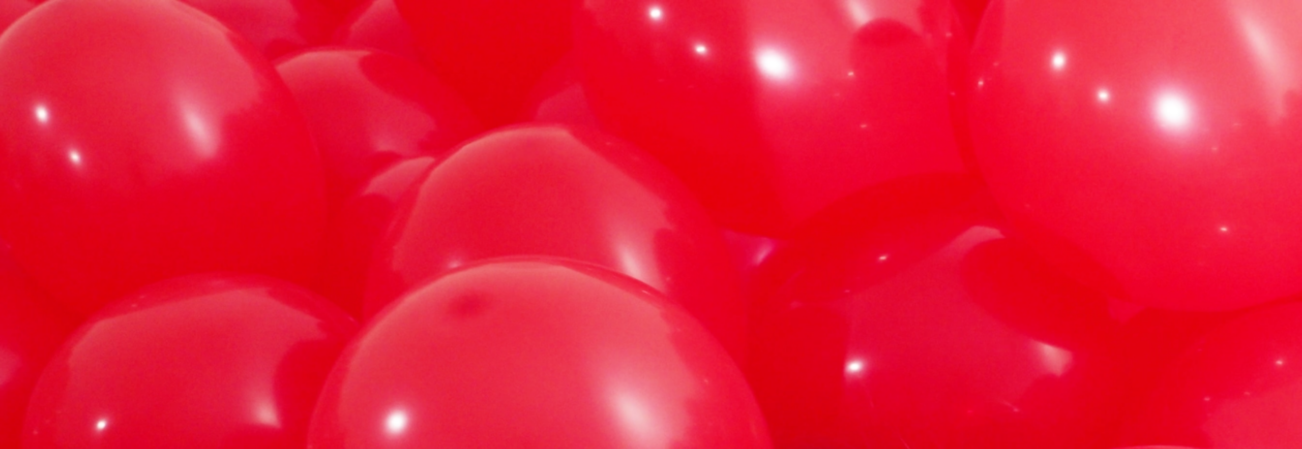 Rote Luftballons als emotionales Gestaltungselement – schirmers feiert 30 Jahre kreative Markenkommunikation und Ideen mit Wirkung.