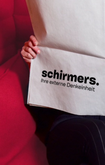 Modernes Editorial- und Grafikdesign von schirmers – klare Typografie und starke Markenbotschaften im Printbereich.