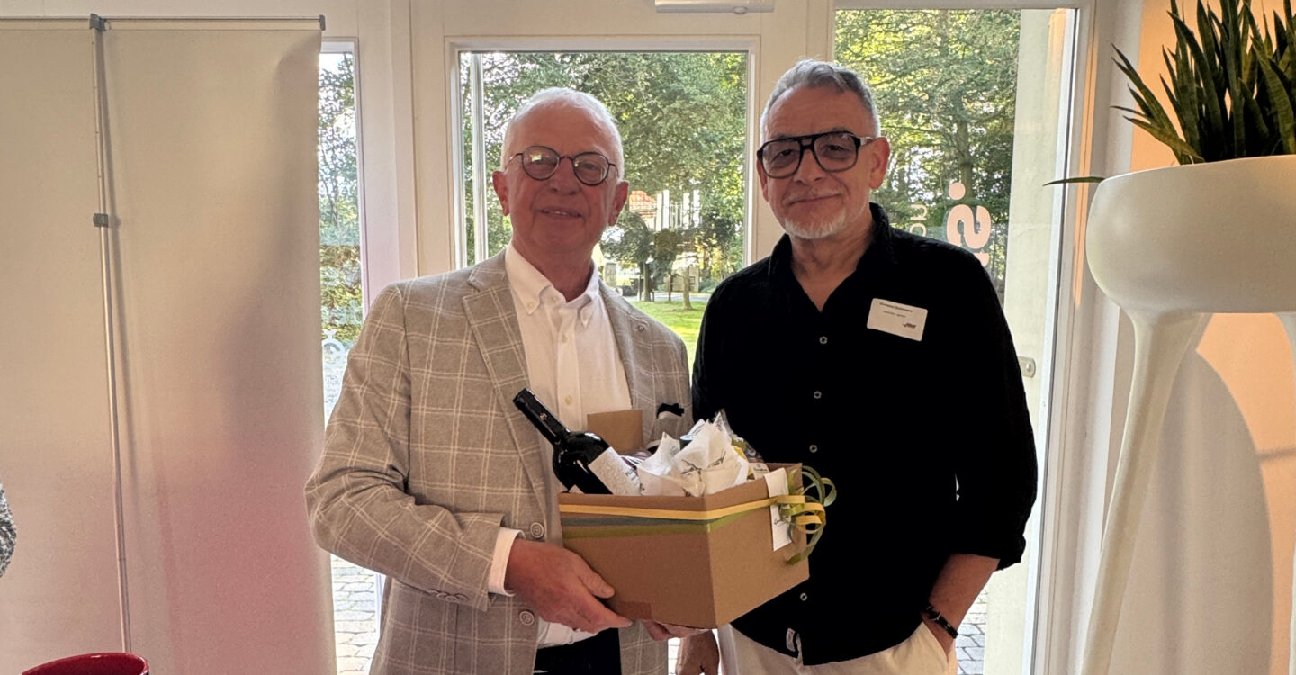 Christian Schirmers bekommt ein Geschenk vom Nachbarn überreicht