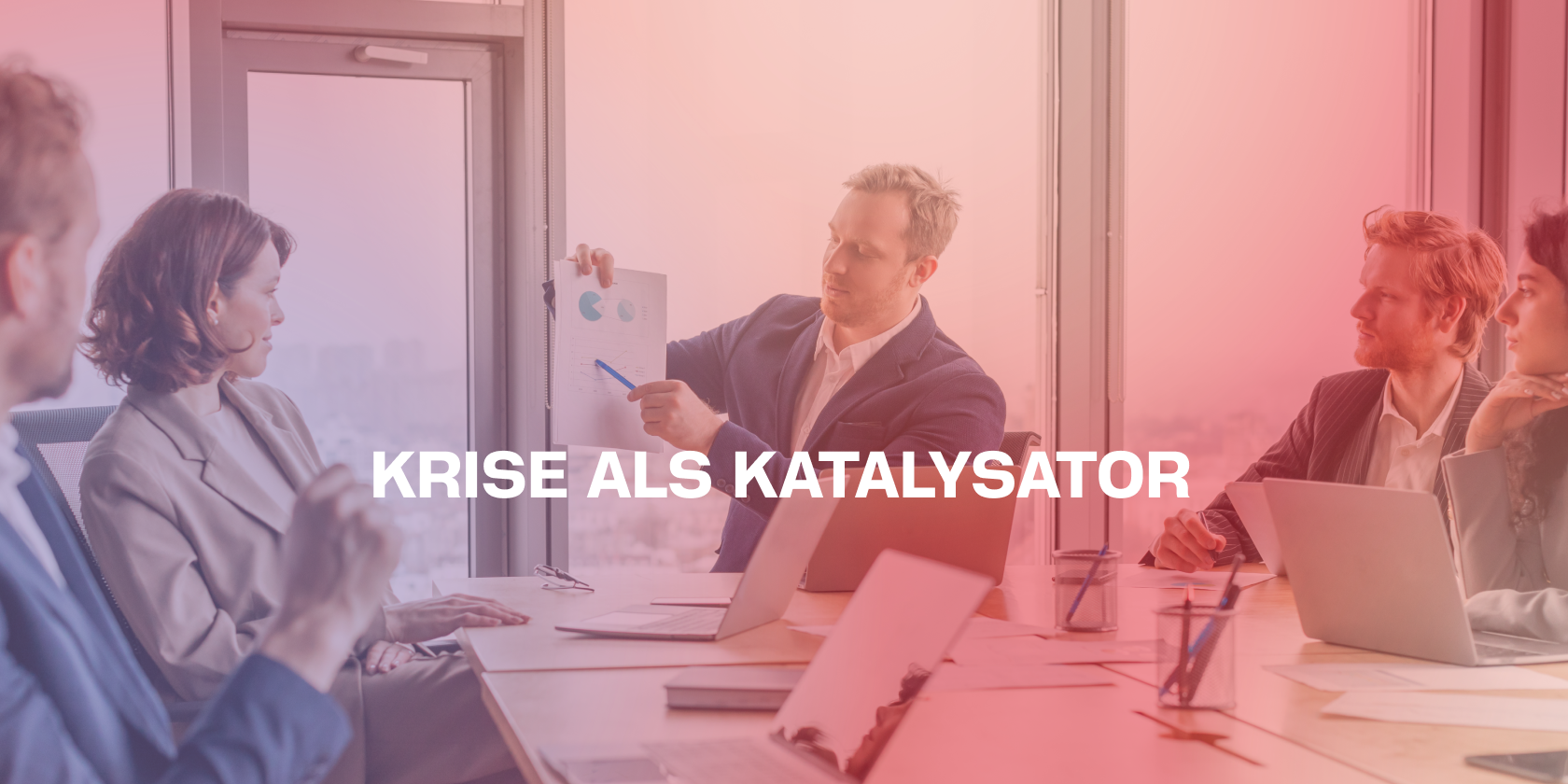 Business-Team in einer Besprechung mit Laptops und Diagrammen – gemeinsame Analyse und Präsentation in einem modernen Büro.