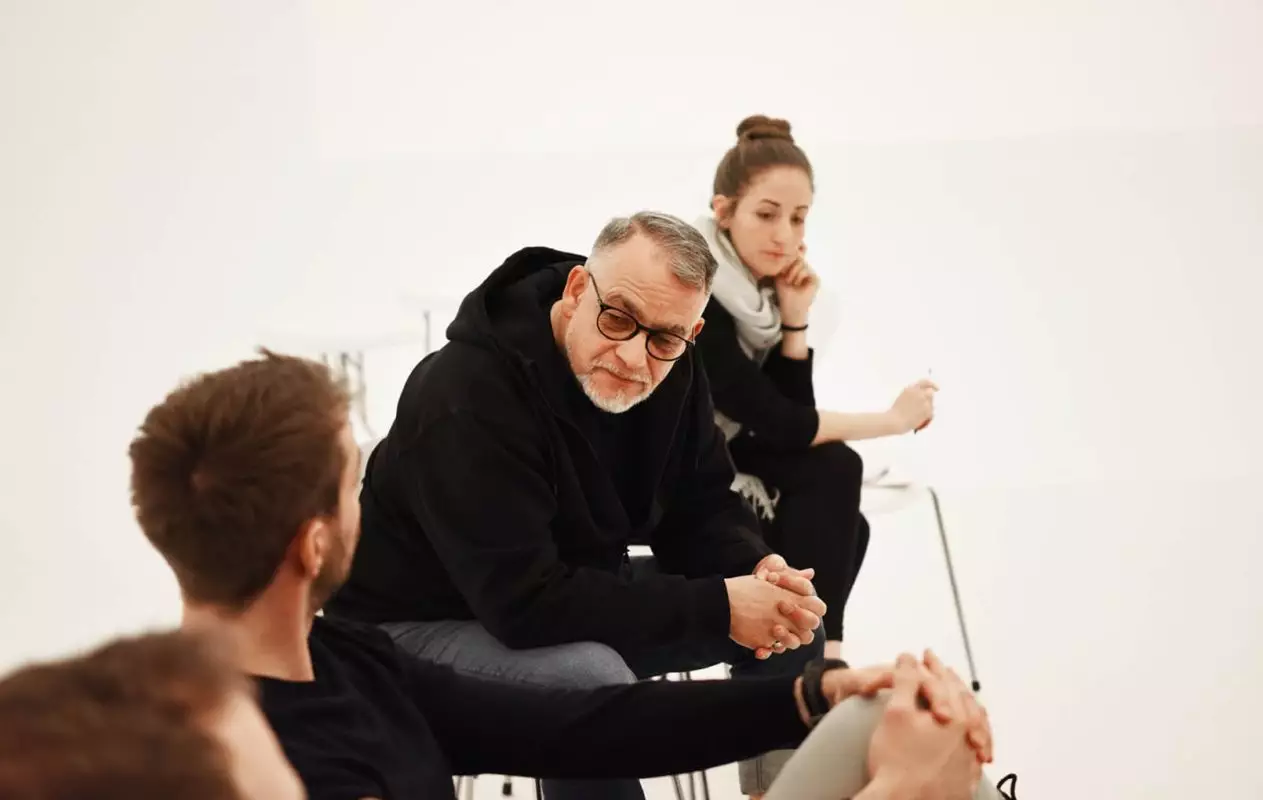 Bild von einer Gruppe von Personen, welche im Studio bei schirmers. sitzen und einem Vortrag zuhören