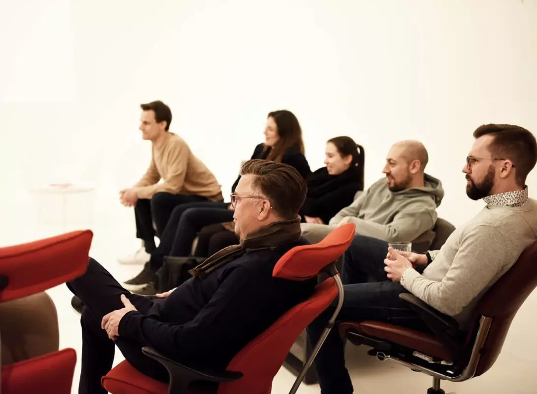 Bild von einer Gruppe von Personen, welche im Studio bei schirmers. sitzen und einem Vortrag zuhören